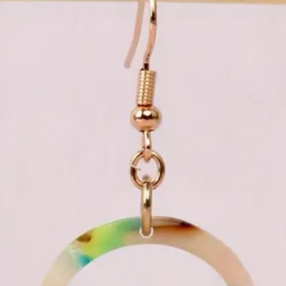 Elegant Face Shaped Art Deco Earrings: Timeless Style - Picture 7 of 8